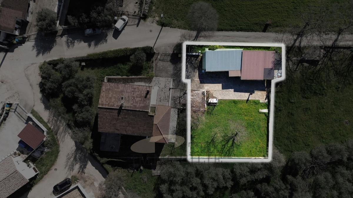 Terreno edificabile con garage legalizzato – posizione tranquilla vicino a Parenzo