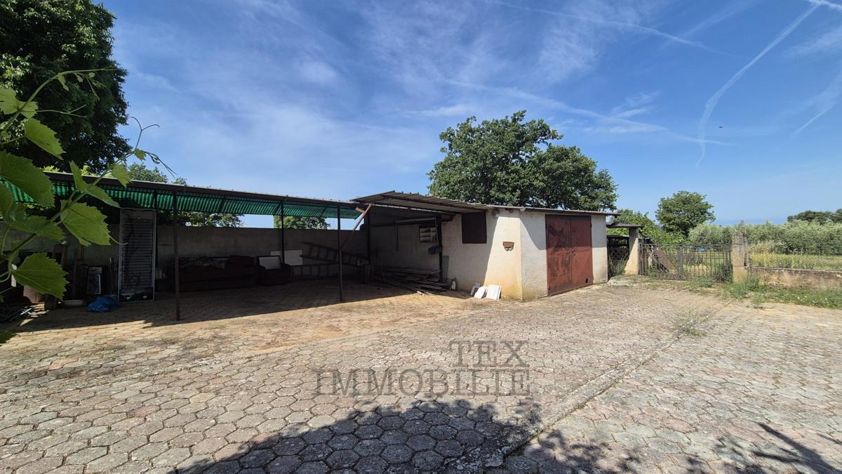 Terreno edificabile con garage legalizzato – posizione tranquilla vicino a Parenzo