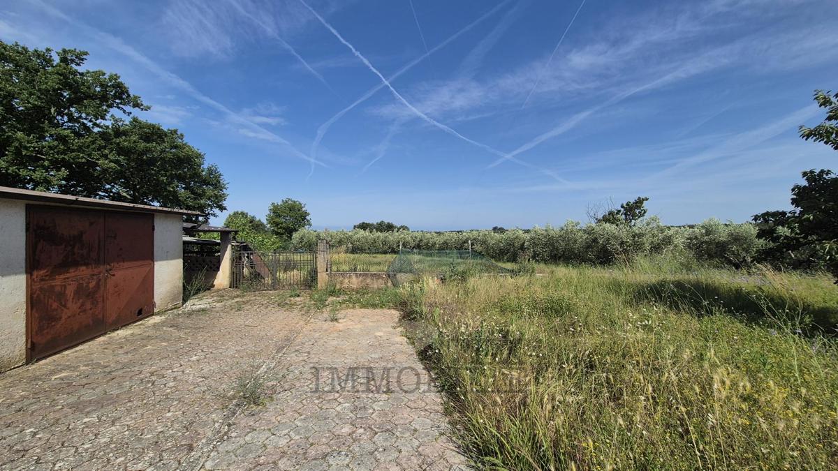 Terreno edificabile con garage legalizzato – posizione tranquilla vicino a Parenzo