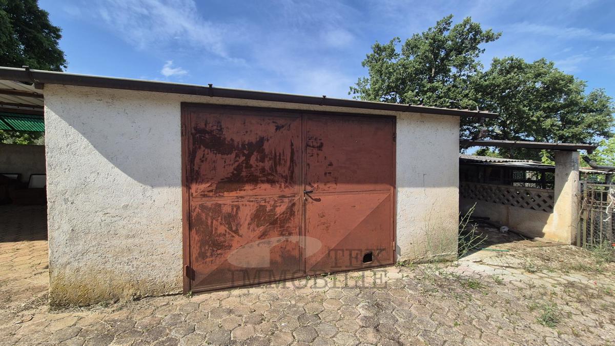 Terreno edificabile con garage legalizzato – posizione tranquilla vicino a Parenzo