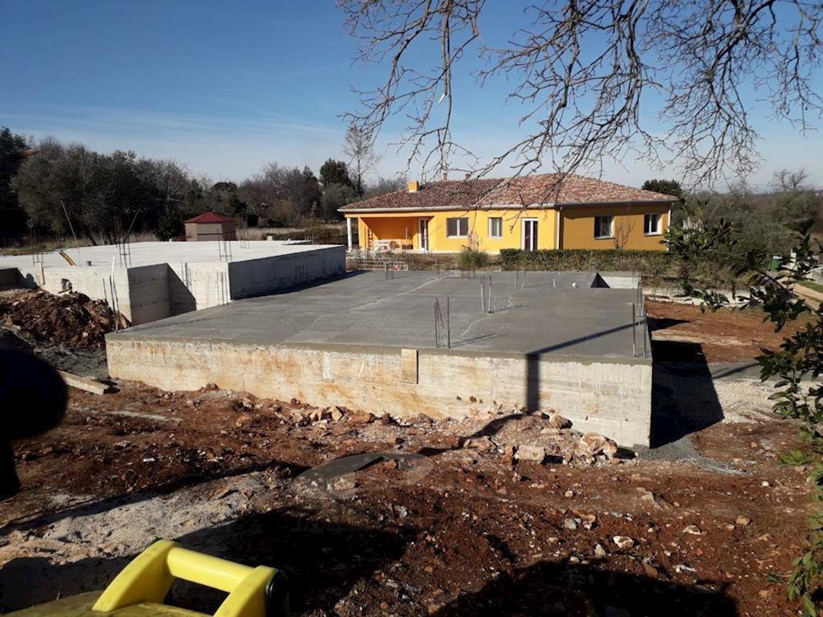 Terreno con permesso di costruire per la costruzione di una casa familiare