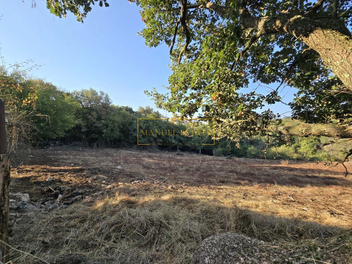 TERRENO EDIFICABILE IN POSIZIONE TRANQUILLA E PIACEVOLE, VICINO A VIŠNJAN!