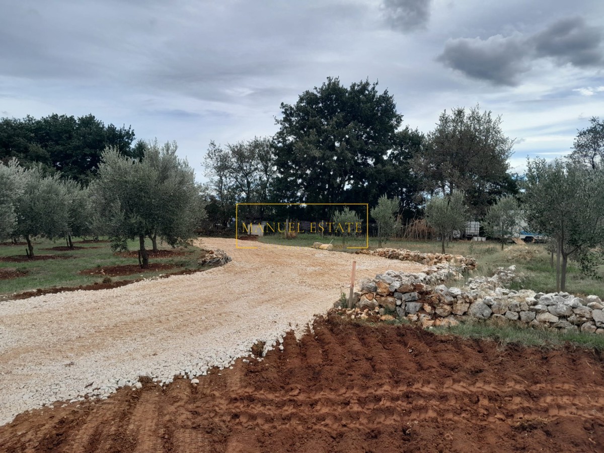 TERRENO EDIFICABILE ATTRATTIVO CON PROGETTO E LICENZA PER LA COSTRUZIONE DI UNA CASA CON PISCINA E VISTA SULLE ISOLE E MARČANA, ISTRIA!