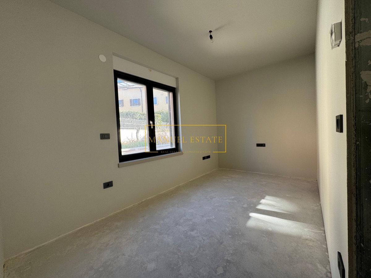 MERAVIGLIOSO APPARTAMENTO DI 112,43 M² CON TRE CAMERE DA LETTO IN UNA POSIZIONE ECCELLENTE A POREČ, A 2 KM DAL MARE, ISTRIA!