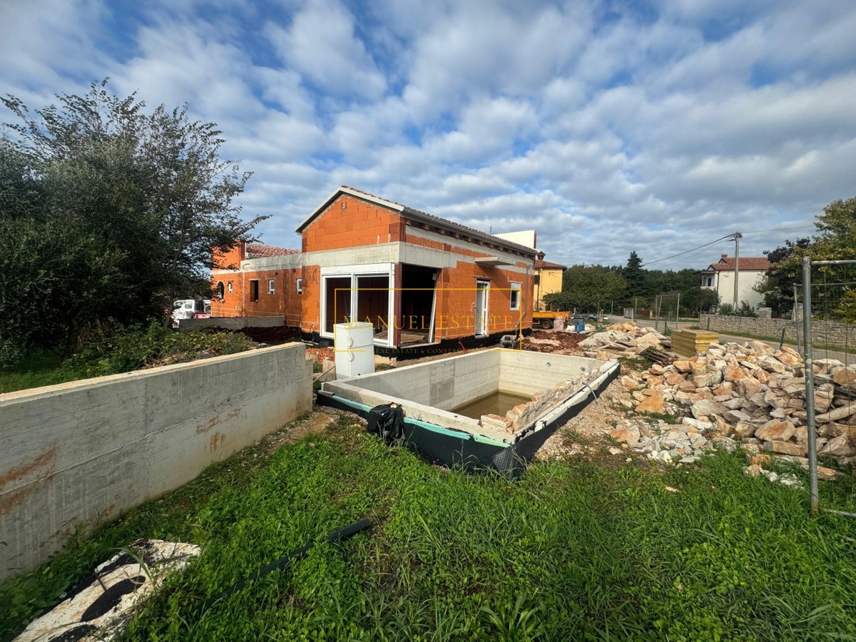 MODERNA CASA A PIANO UNICO CON PISCINA – ISTRIA, NOVIGRAD!