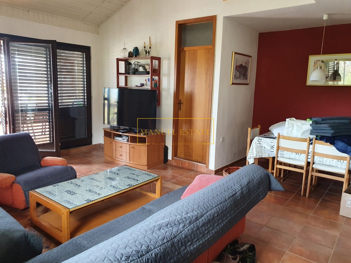 IN VENDITA: CASA CON TRE APPARTAMENTI NELL'AREA DI POREČ, ISTRIA!