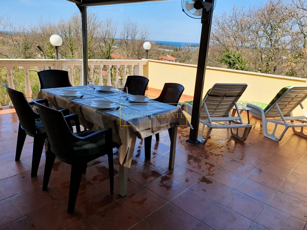 IN VENDITA: CASA CON TRE APPARTAMENTI NELL'AREA DI POREČ, ISTRIA!