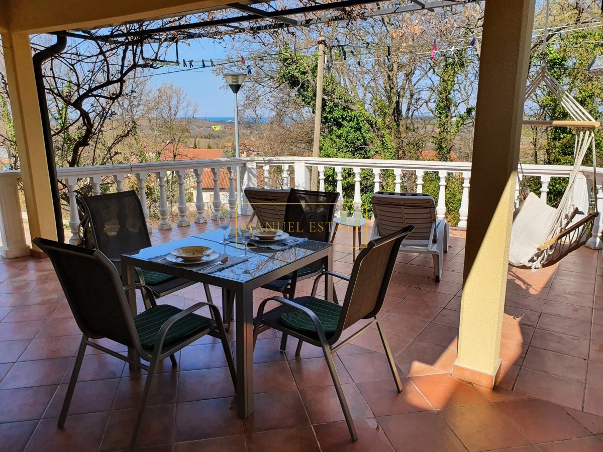 IN VENDITA: CASA CON TRE APPARTAMENTI NELL'AREA DI POREČ, ISTRIA!