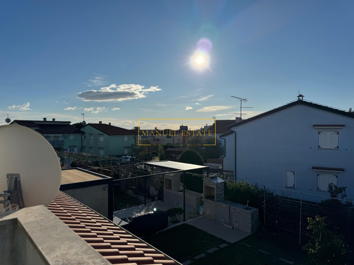 APPARTAMENTO IN VENDITA NELLA TRANQUILLA ZONA DI TAR, ISTRIA – DUE CAMERE DA LETTO E UNA SPLENDIDA TERRAZZA VICINO AL MARE!