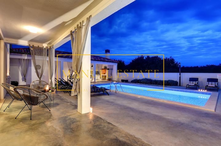 VILLA UNICA CON PISCINA NELL'AREA DI POREČ, ISTRIA!