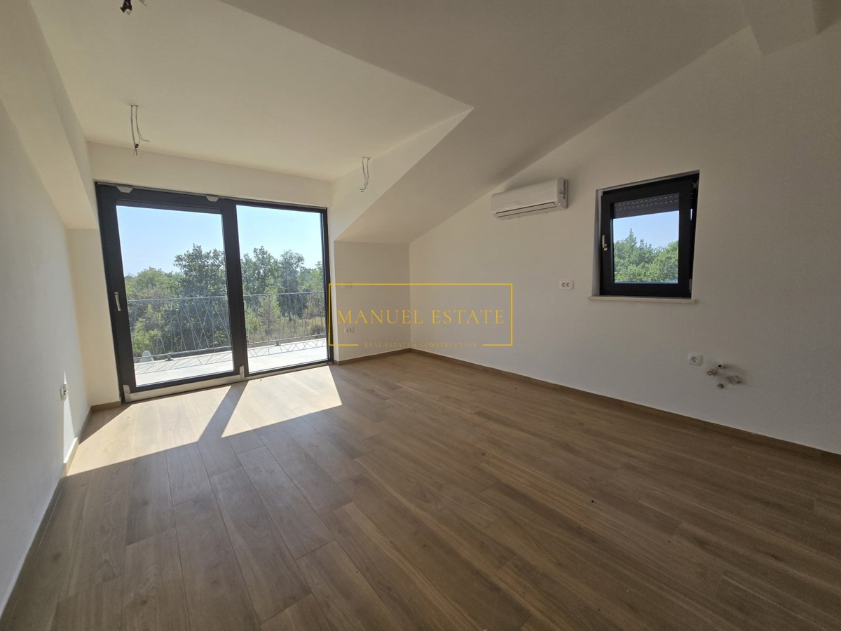 BELLISSIMO APPARTAMENTO DI 138 M² AL SECONDO PIANO CON DUE TERRAZZE NELLA ZONA DI POREČ, ISTRIA!