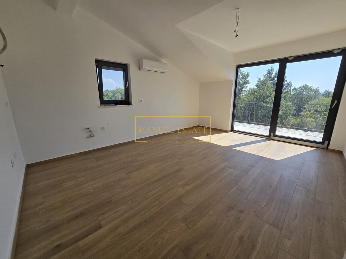 BELLISSIMO APPARTAMENTO DI 138 M² AL SECONDO PIANO CON DUE TERRAZZE NELLA ZONA DI POREČ, ISTRIA!