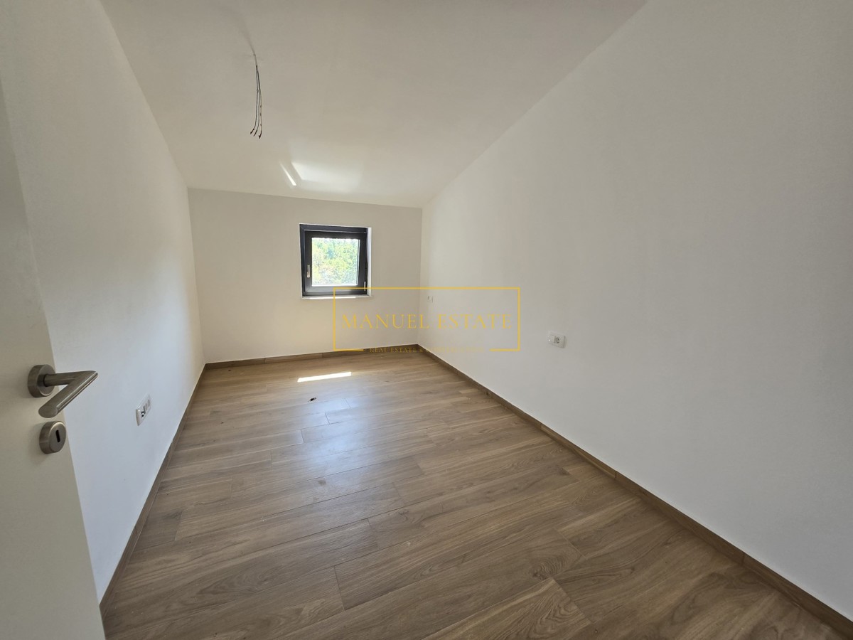 BELLISSIMO APPARTAMENTO DI 138 M² AL SECONDO PIANO CON DUE TERRAZZE NELLA ZONA DI POREČ, ISTRIA!