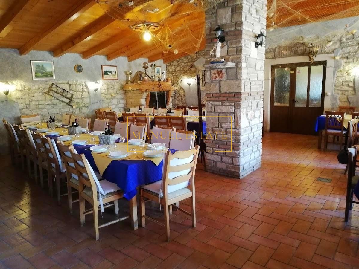 Casa a schiera con taverna e appartamenti, vicino a Cittanova