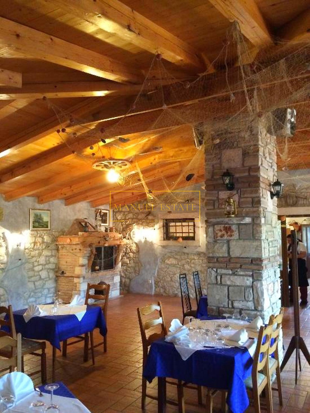 Casa a schiera con taverna e appartamenti, vicino a Cittanova