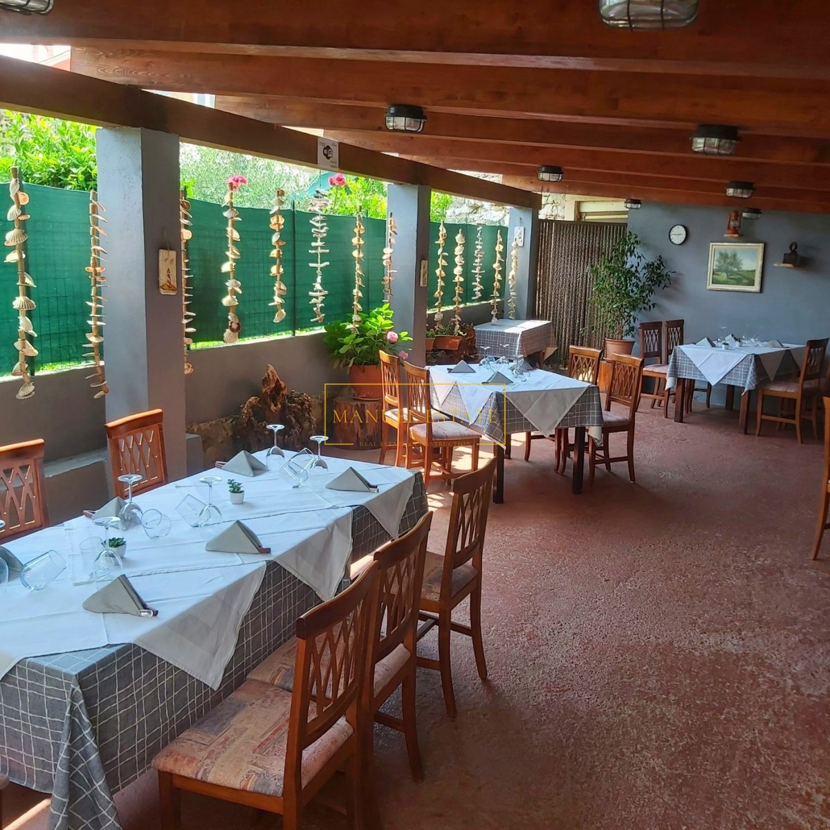 Casa a schiera con taverna e appartamenti, vicino a Cittanova