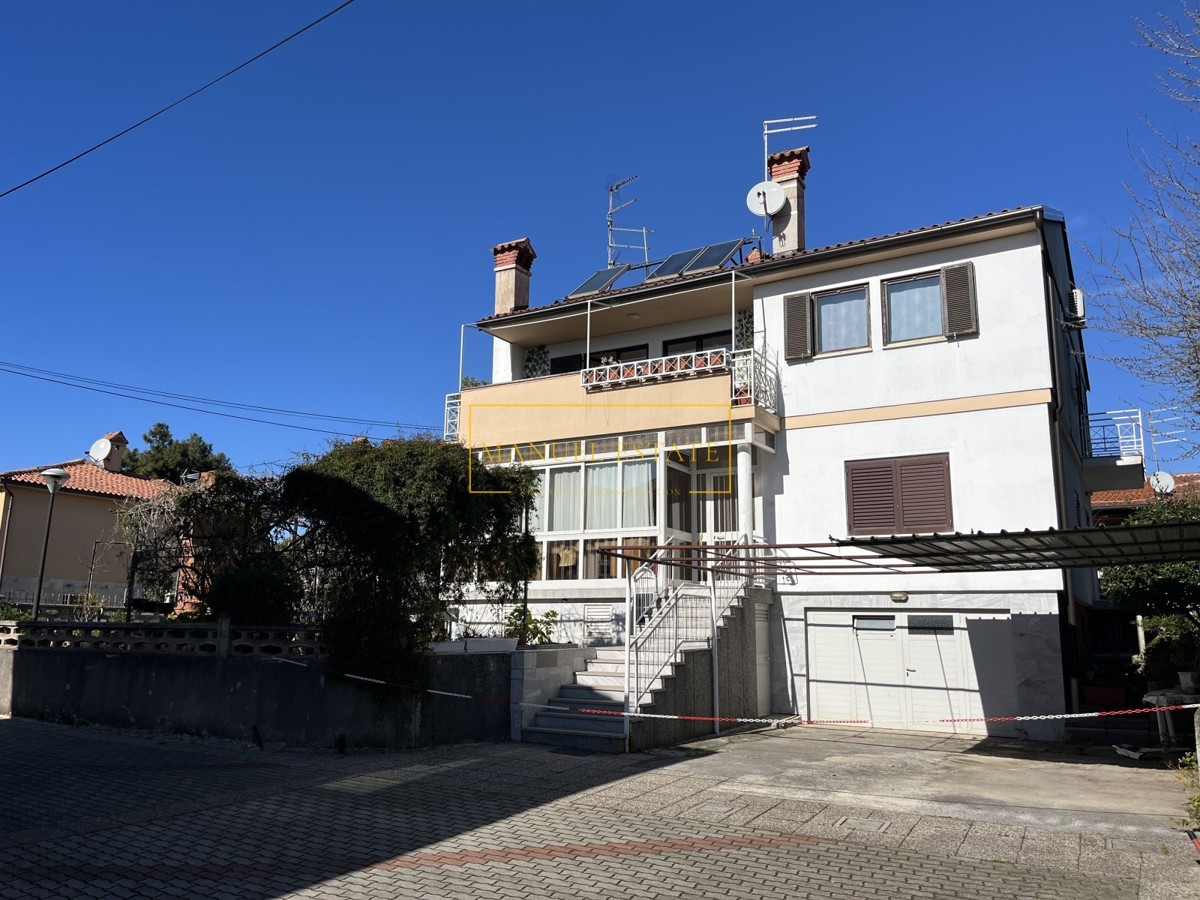 UMAG, ISTRIA – SPAZIOSA CASA INDIPENDENTE A 100 M DAL MARE CON VISTA PANORAMICA SUL MARE E GRANDE POTENZIALE DI AFFITTO TURISTICO!