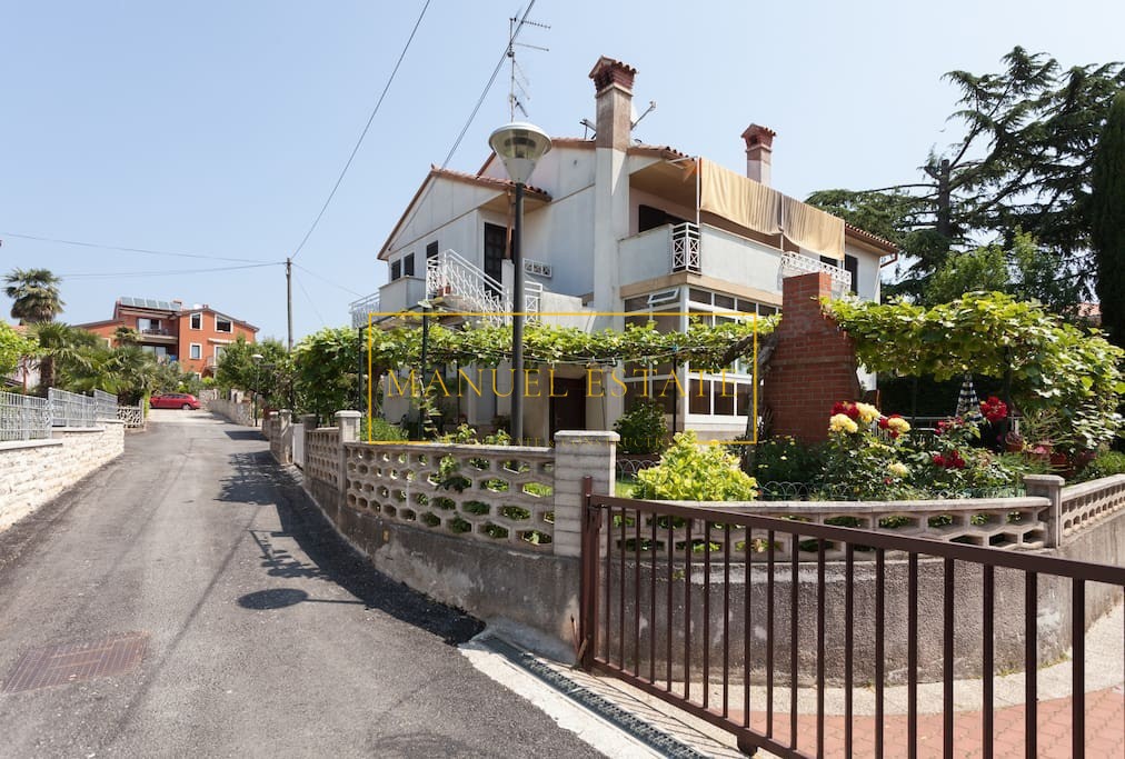 UMAG, ISTRIA – SPAZIOSA CASA INDIPENDENTE A 100 M DAL MARE CON VISTA PANORAMICA SUL MARE E GRANDE POTENZIALE DI AFFITTO TURISTICO!