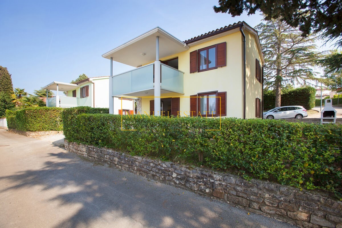 BELLISSIMA CASA CON APPARTAMENTI A 100 M DAL MARE – PERFETTA PER IL RIPOSO E L'INVESTIMENTO, NOVIGRAD, ISTRIA!