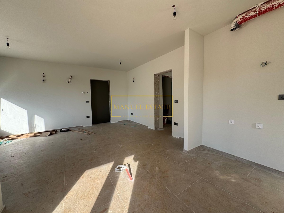 APPARTAMENTO MODERNO DI 106,57 M² CON TRE CAMERE DA LETTO, GIARDINO PRIVATO E TERRAZZO A POREČ, ISTRIA!