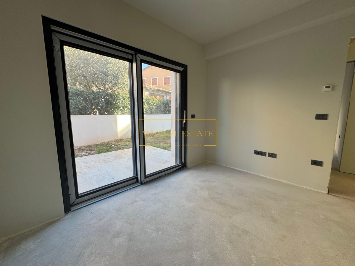 APPARTAMENTO MODERNO DI 106,57 M² CON TRE CAMERE DA LETTO, GIARDINO PRIVATO E TERRAZZO A POREČ, ISTRIA!