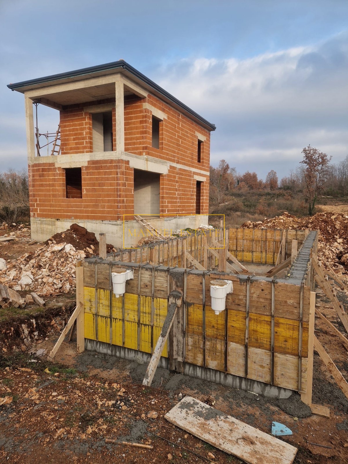 IN VENDITA: SPLENDIDA CASA IN FASE DI COSTRUZIONE CON PISCINA, VICINO A POREČ IN ISTRIA – IDEALE PER LA VITA FAMILIARE O COME INVESTIMENTO!