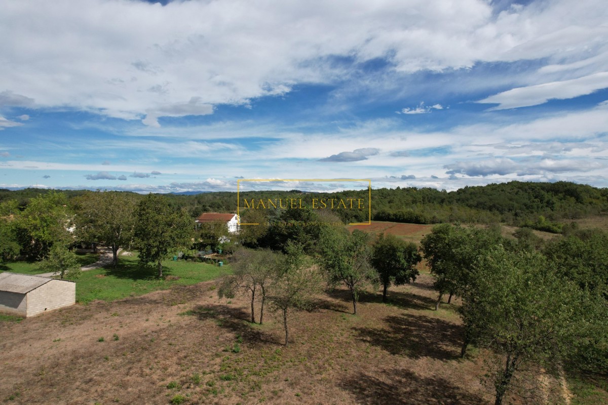 POREČ, DINTORNI – TERRENO EDIFICABILE DI 832 M² PER LA COSTRUZIONE DI UNA CASA!