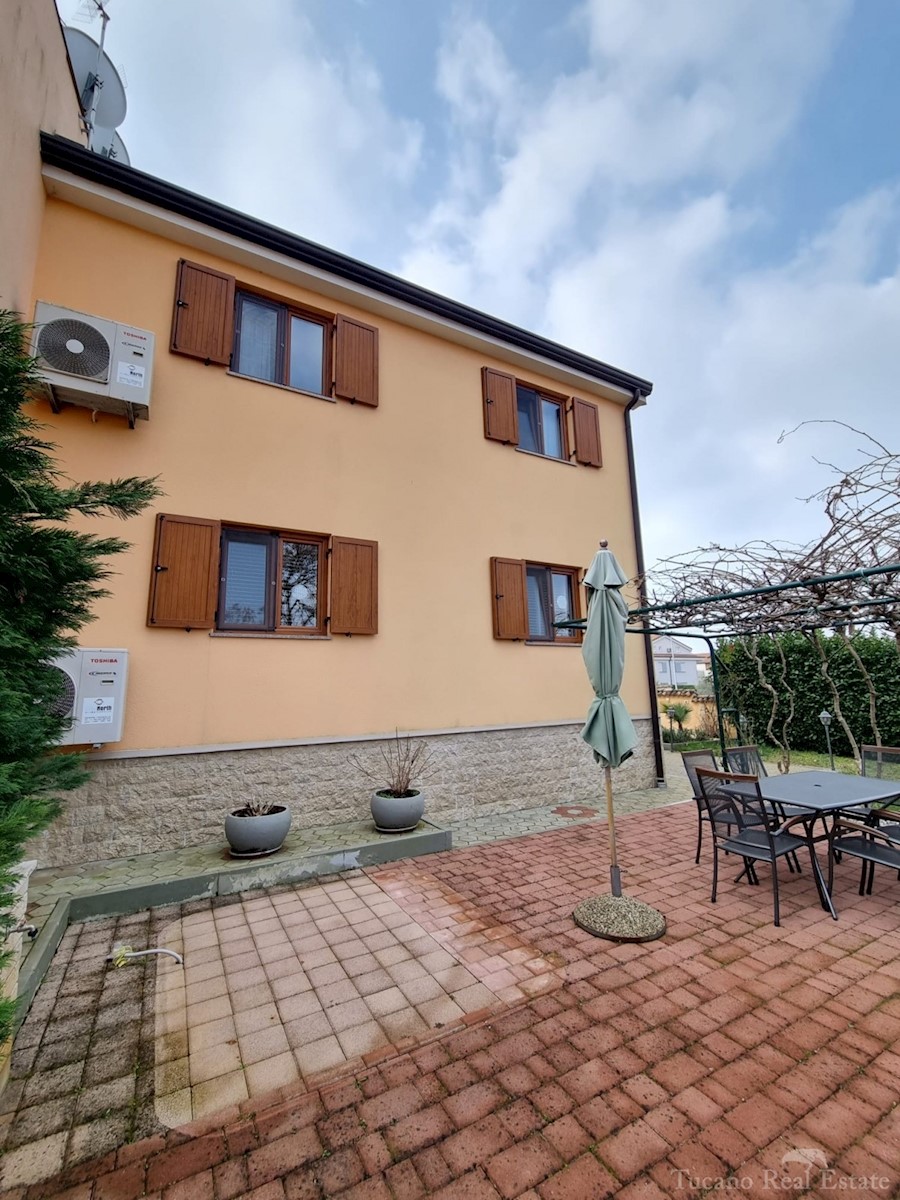 casa con due appartamenti