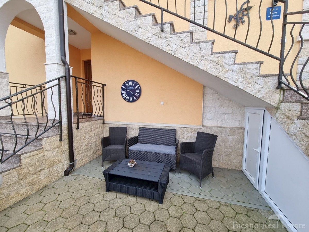 casa con due appartamenti