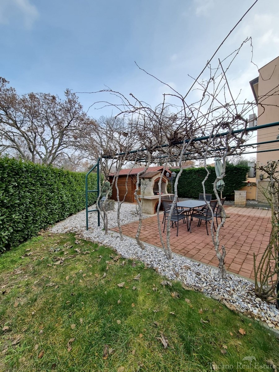 casa con due appartamenti