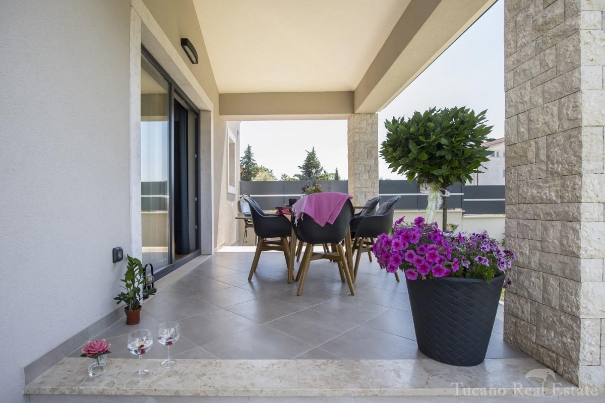 Casa bifamiliare splendidamente decorata vicino a Parenzo