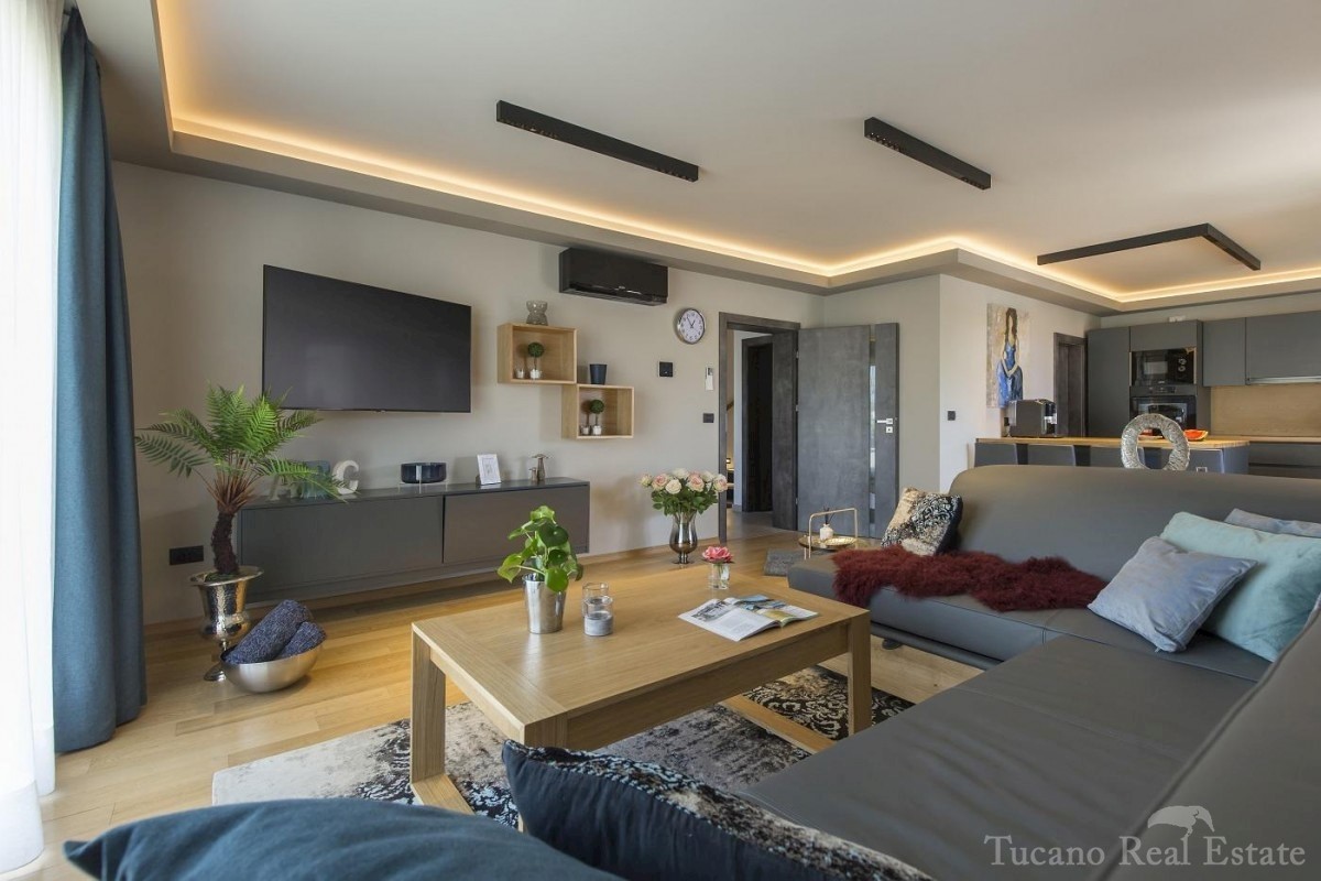Casa bifamiliare splendidamente decorata vicino a Parenzo