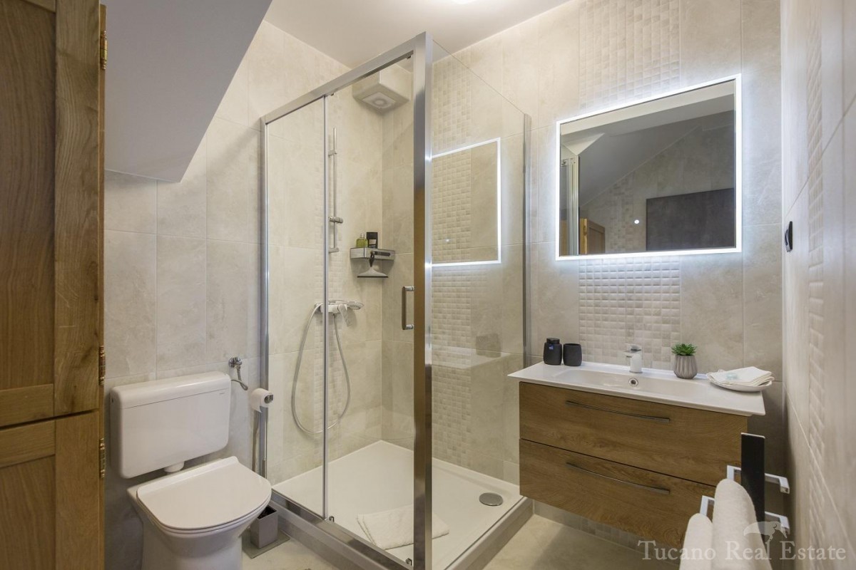 Casa bifamiliare splendidamente decorata vicino a Parenzo