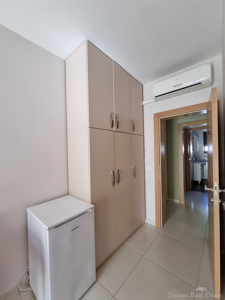 Casa bifamiliare con due appartamenti nel centro ampio di Parenzo