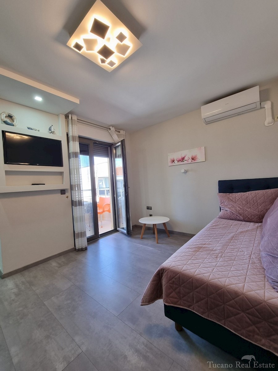 Casa bifamiliare con due appartamenti nel centro ampio di Parenzo