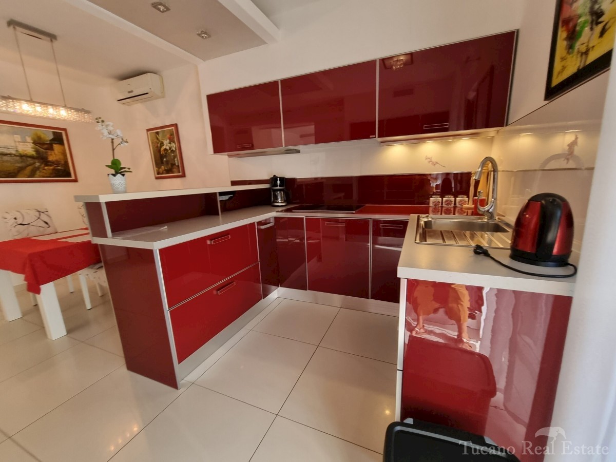 Casa bifamiliare con due appartamenti nel centro ampio di Parenzo