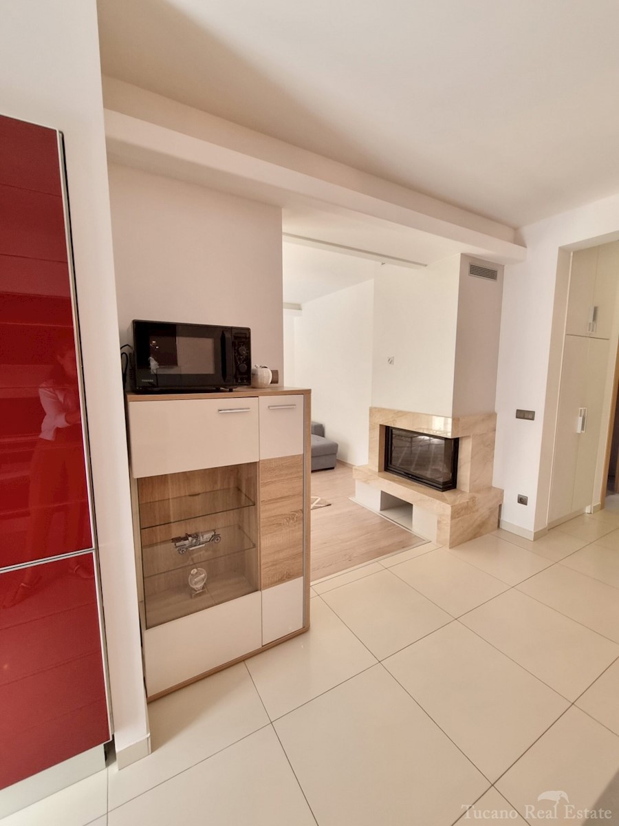 Casa bifamiliare con due appartamenti nel centro ampio di Parenzo