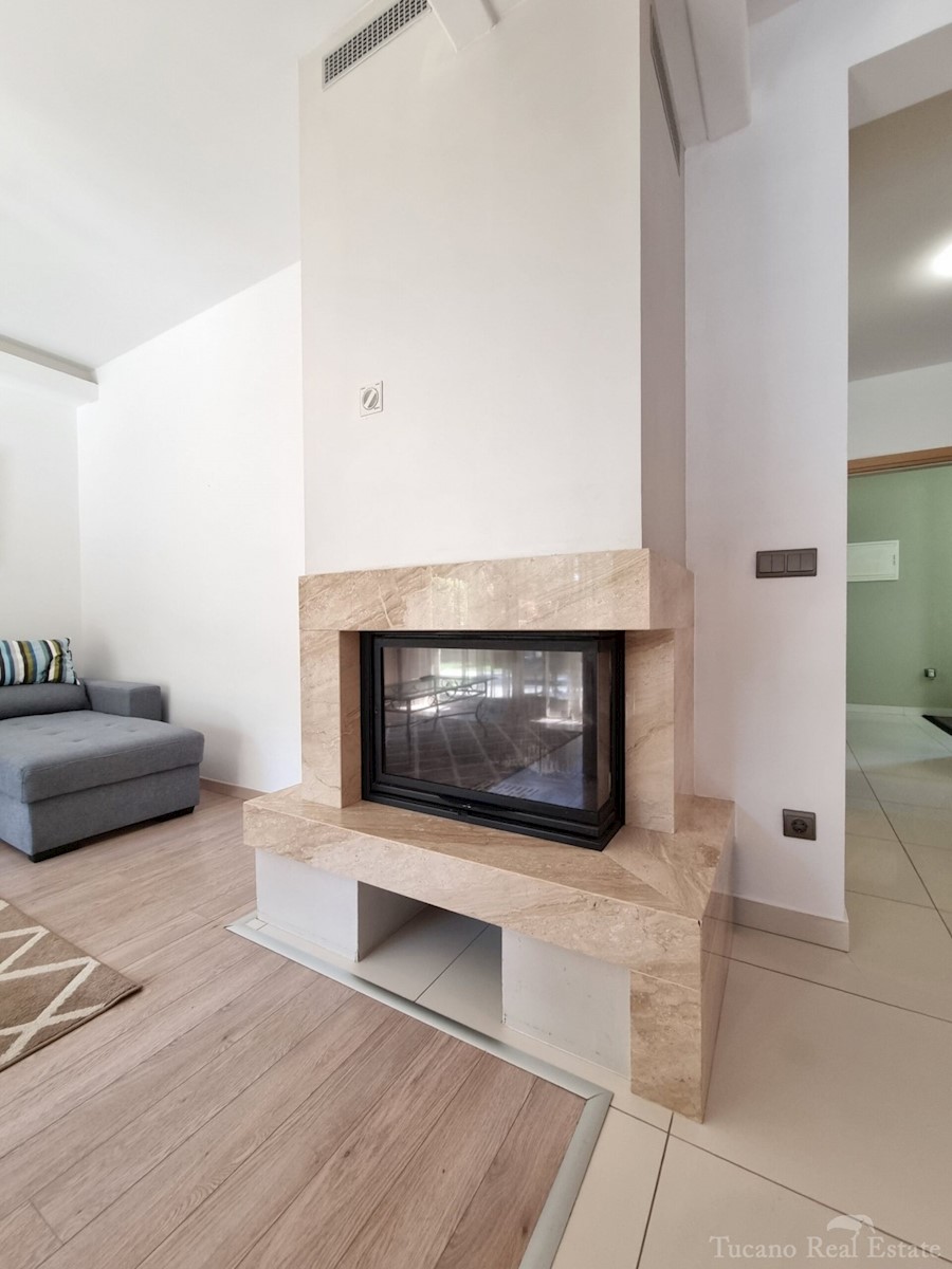 Casa bifamiliare con due appartamenti nel centro ampio di Parenzo