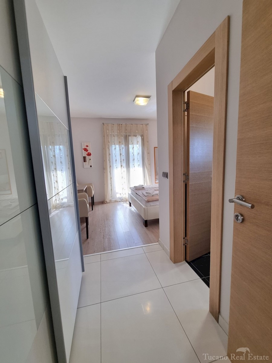 Casa bifamiliare con due appartamenti nel centro ampio di Parenzo