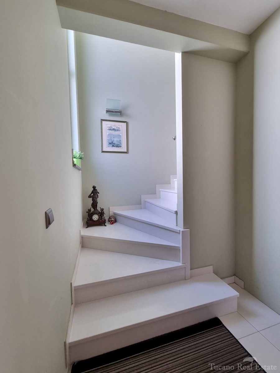 Casa bifamiliare con due appartamenti nel centro ampio di Parenzo