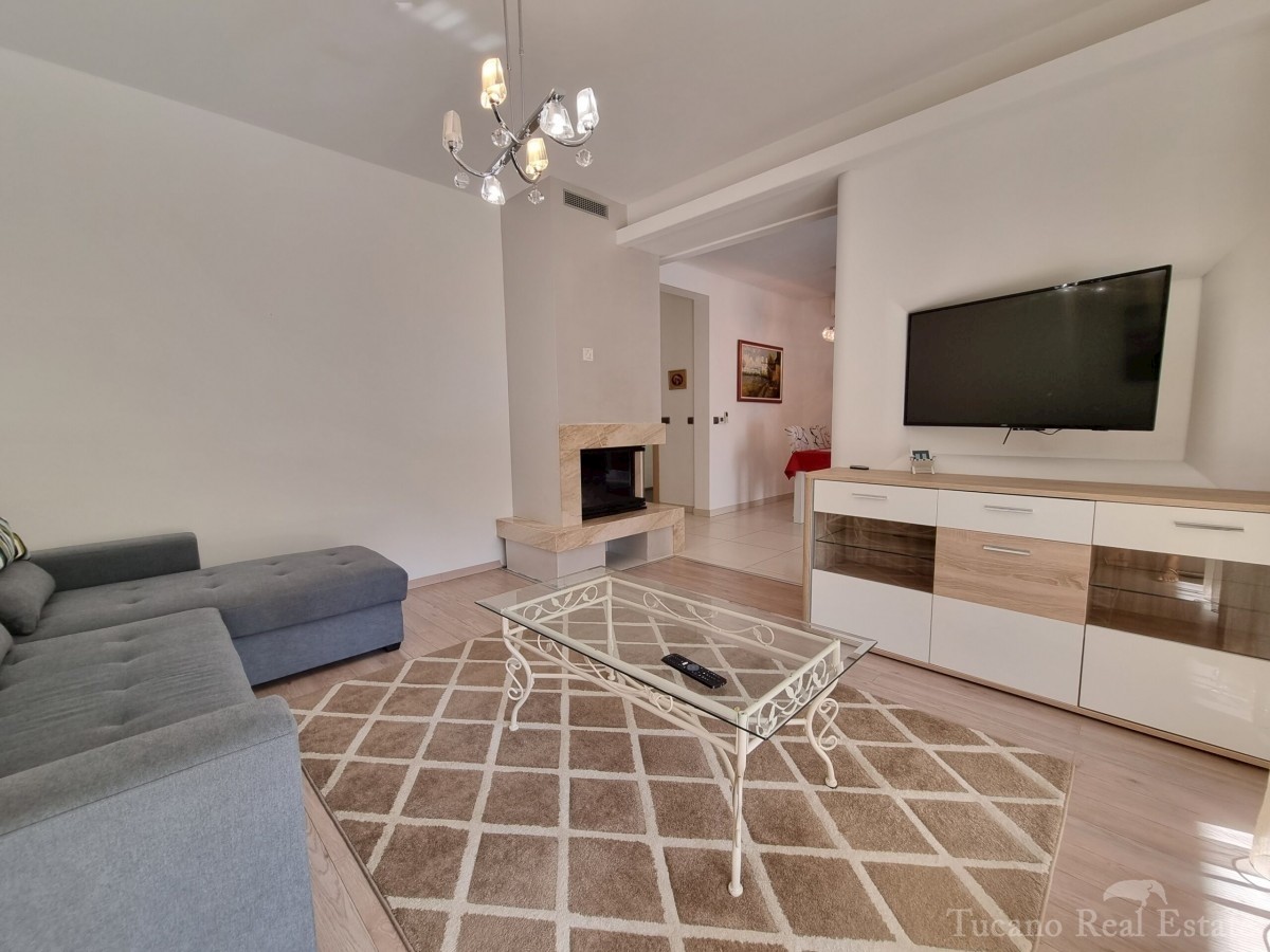 Casa bifamiliare con due appartamenti nel centro ampio di Parenzo