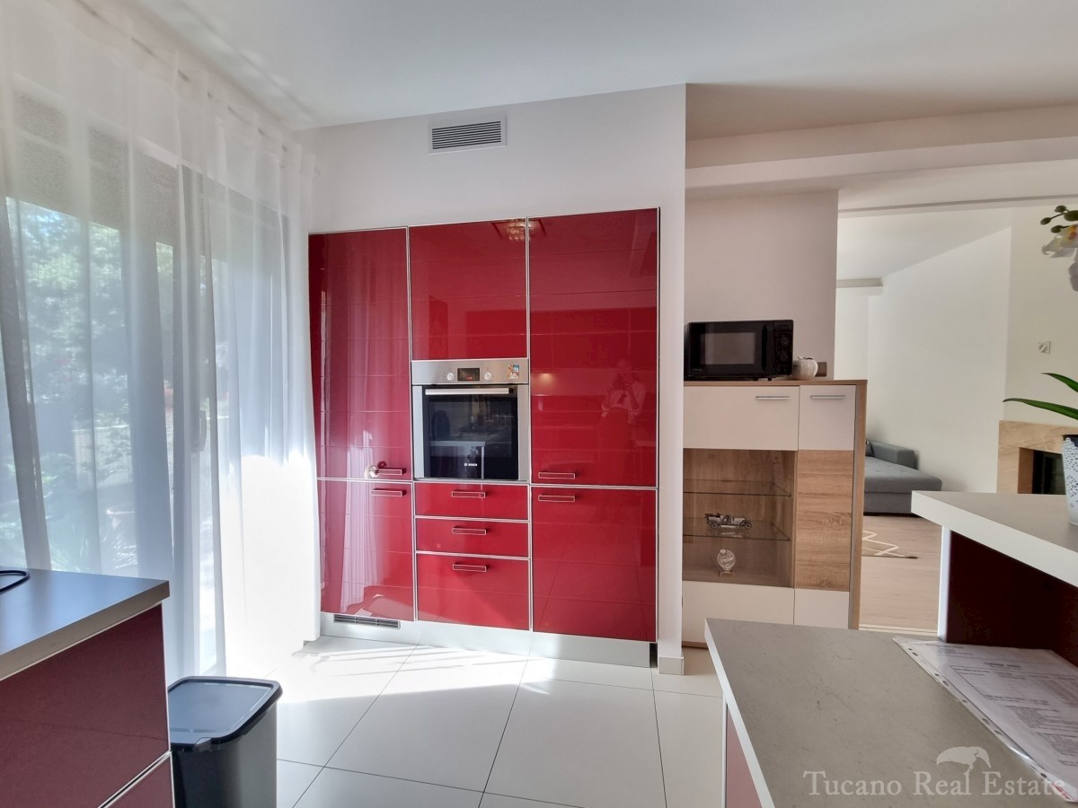 Casa bifamiliare con due appartamenti nel centro ampio di Parenzo
