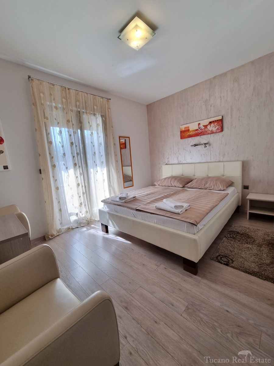 Casa bifamiliare con due appartamenti nel centro ampio di Parenzo