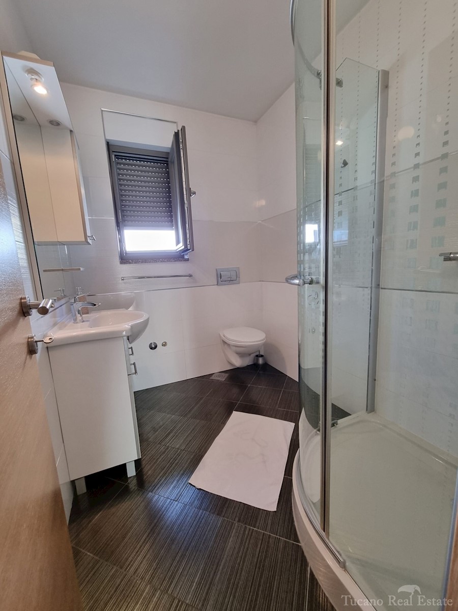 Casa bifamiliare con due appartamenti nel centro ampio di Parenzo