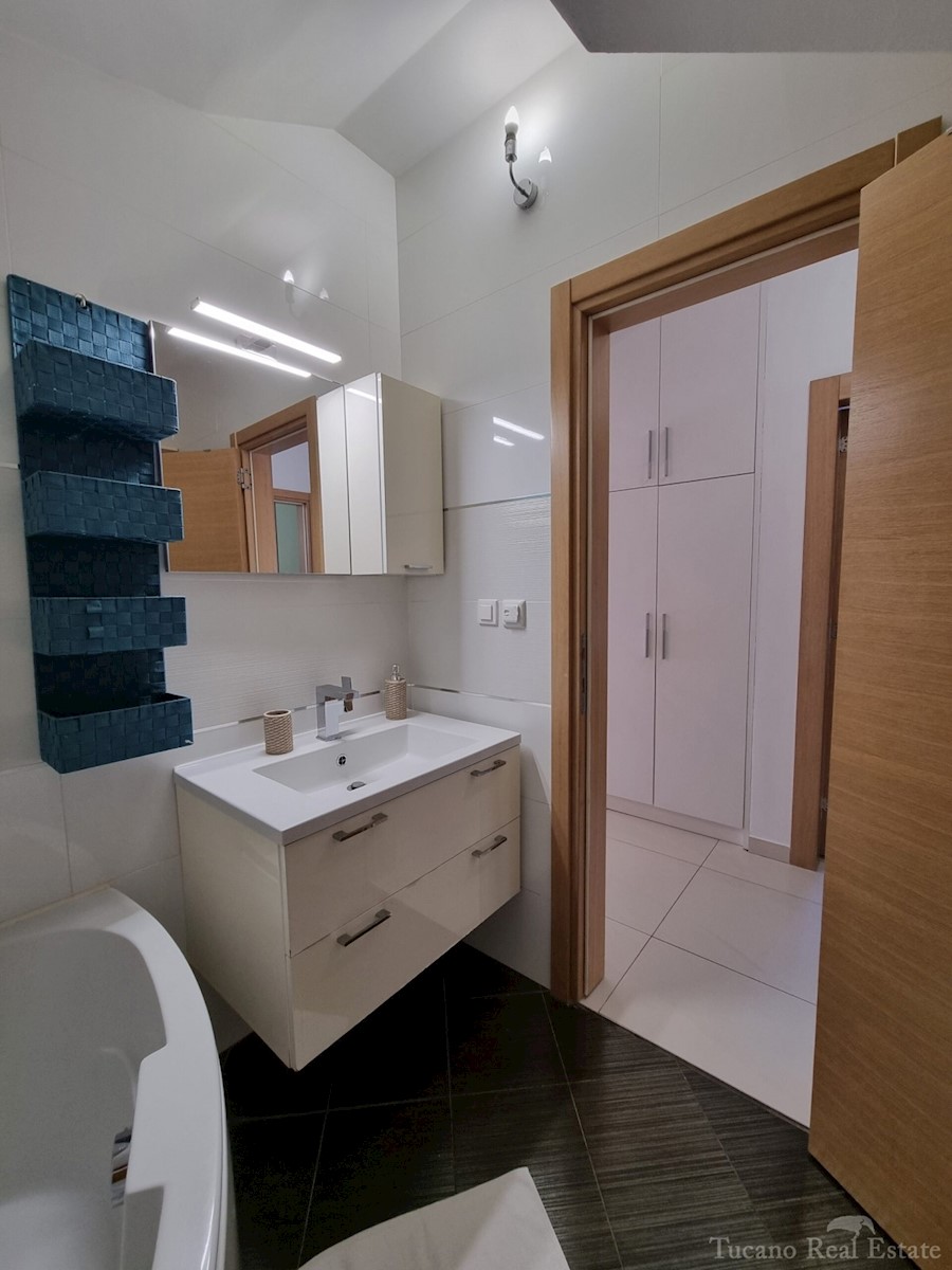 Casa bifamiliare con due appartamenti nel centro ampio di Parenzo