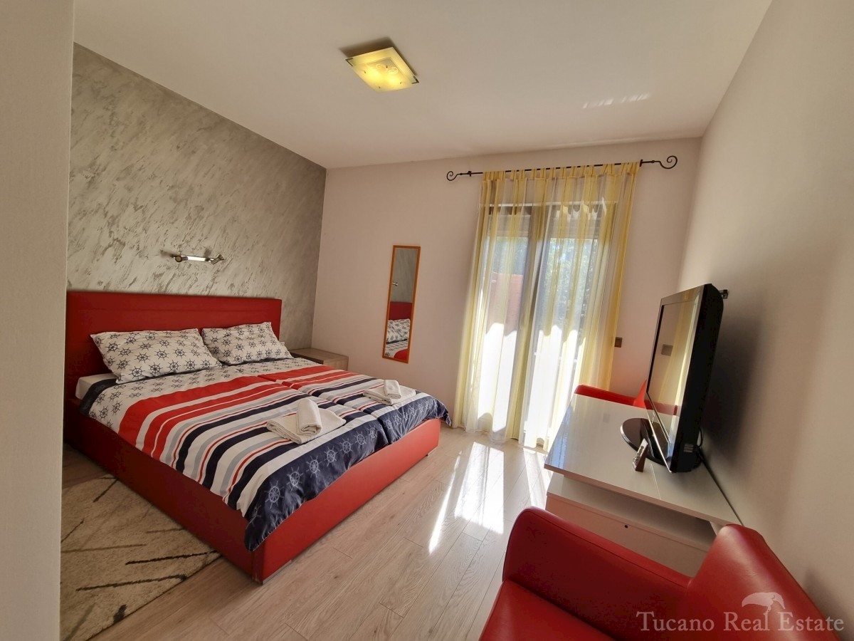 Casa bifamiliare con due appartamenti nel centro ampio di Parenzo