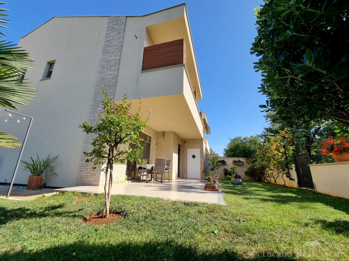 Casa bifamiliare con due appartamenti nel centro ampio di Parenzo