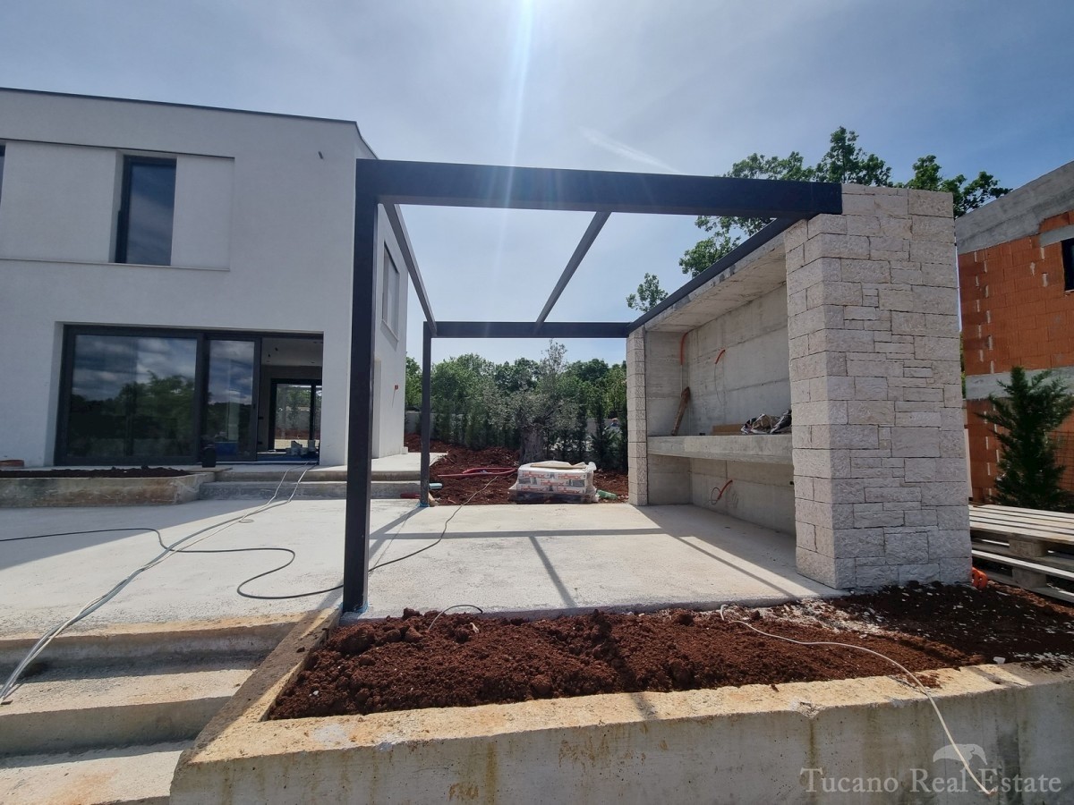 DINTORNI DI VRSAR!!! Bellissima villa con piscina riscaldata e sauna, a 10 km dal mare