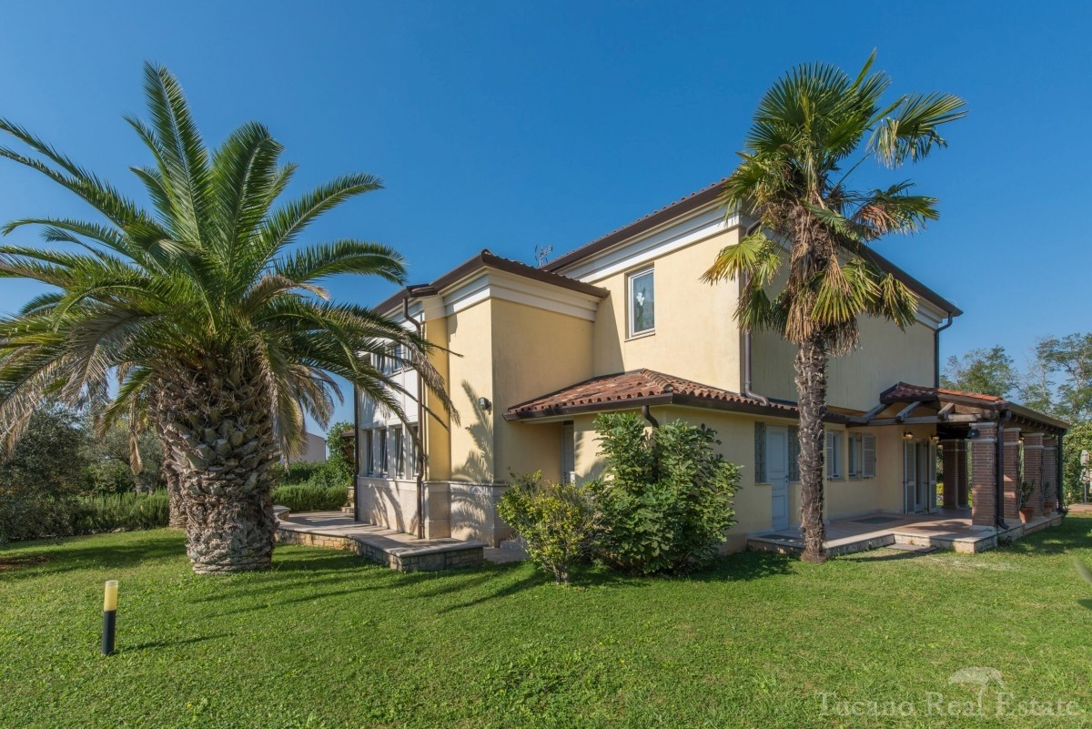 Villa di lusso a 800 metri dal mare