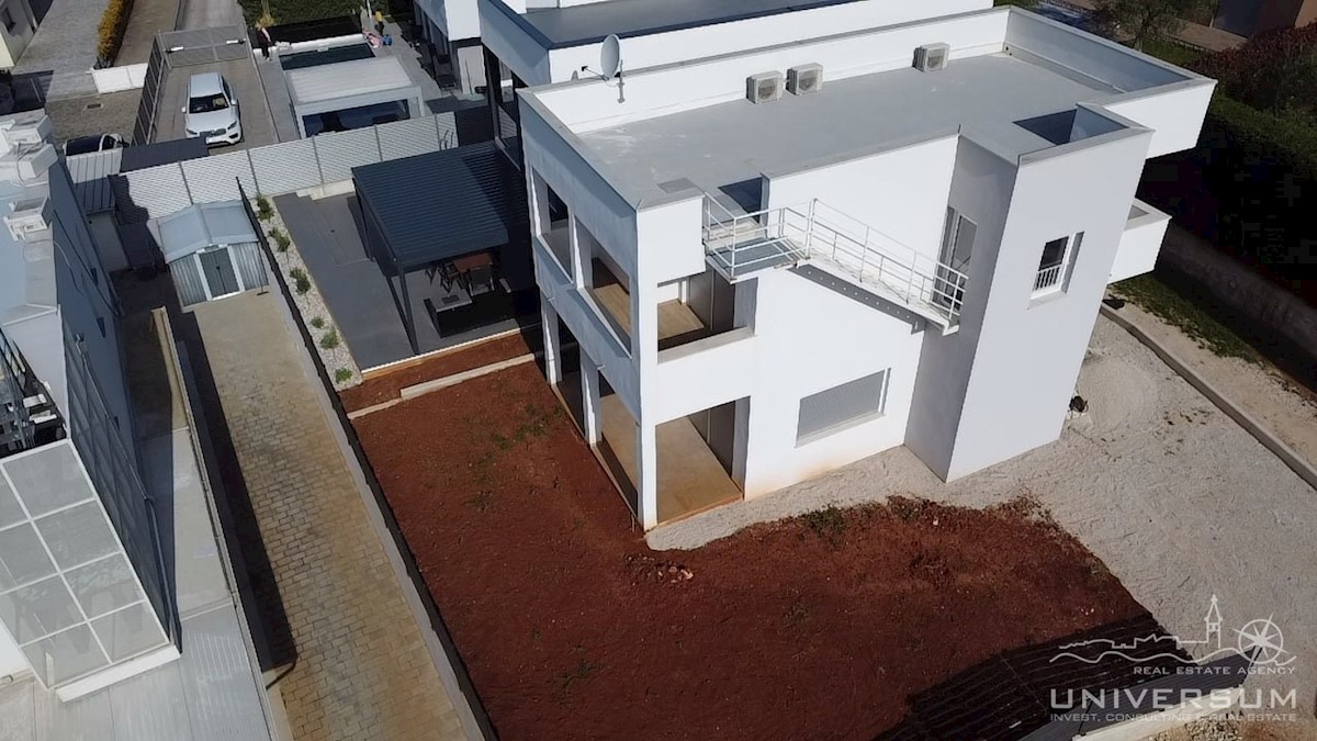 Casa a schiera con terrazza sul tetto e vista sul mare nelle vicinanze di Cittanova